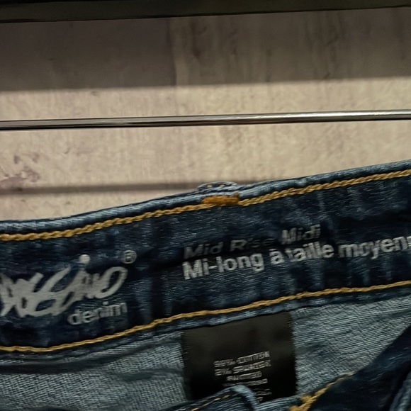 Mossimo Denim Women’ Mid Rise Midi Super Stretch Blue Cutoff Jean Shorts - Picture 4 of 6